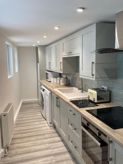 Lovely 1 Bed Flat 200 Metres From *