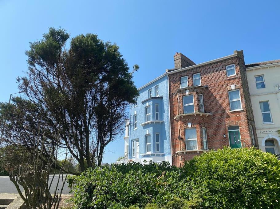 Lovely 1 Bed Flat 200 Metres From Apartment